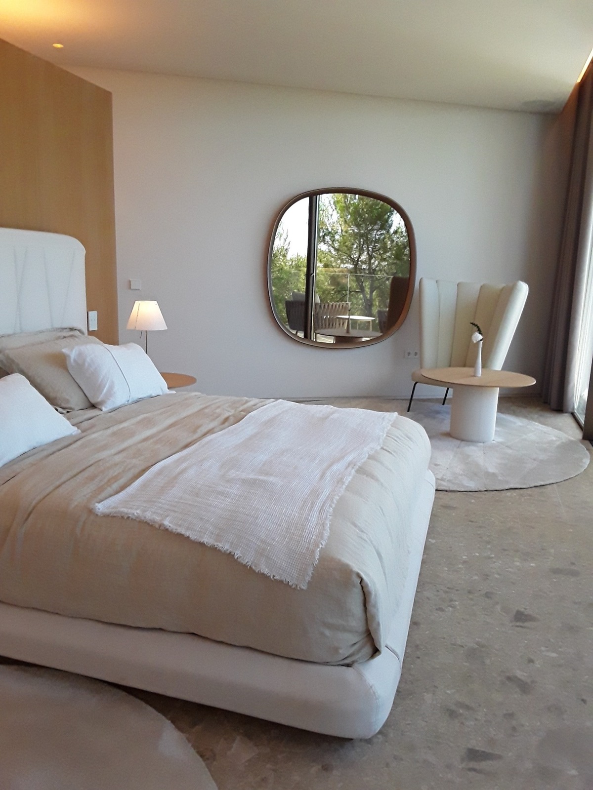 Habitación para invitados. Tejidos naturales y cálidos seleccionados por Armani.