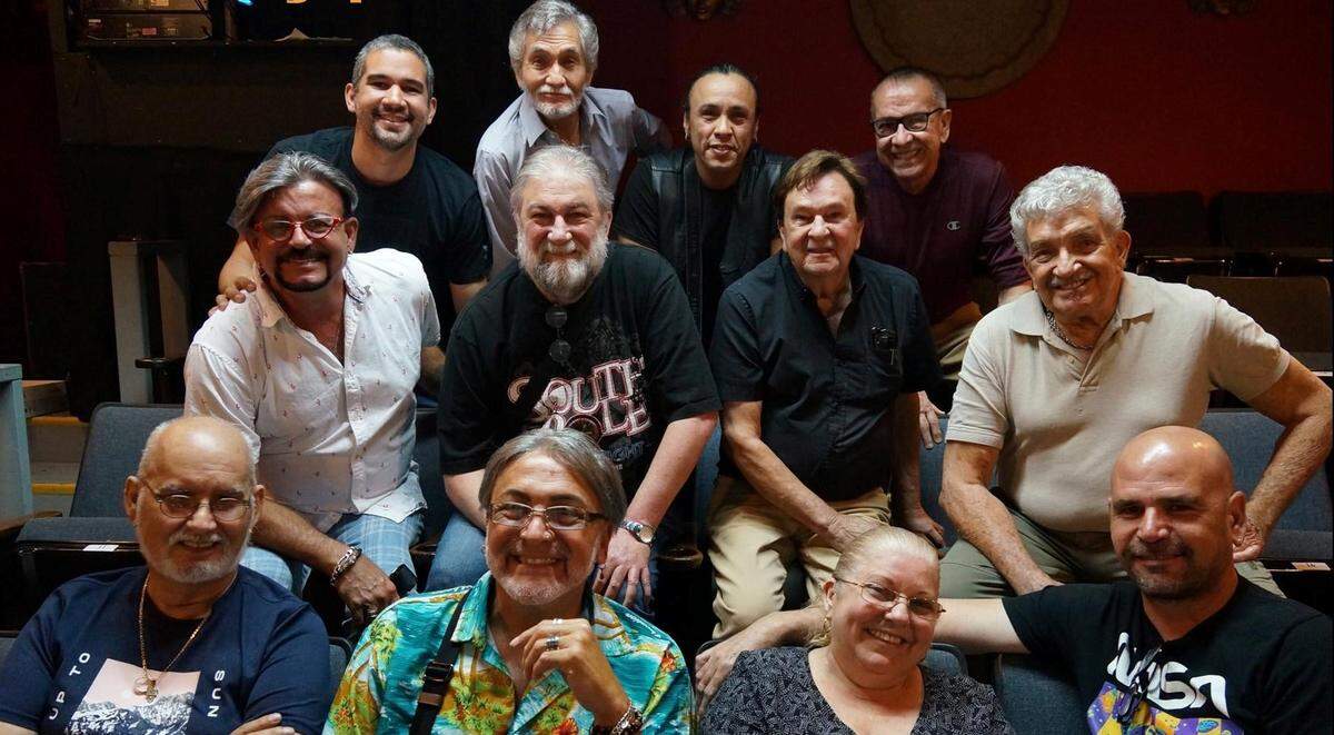 Roberto Antínoo (al fondo a la derecha) con el elenco de ‘Las chicas de Copacabana’.