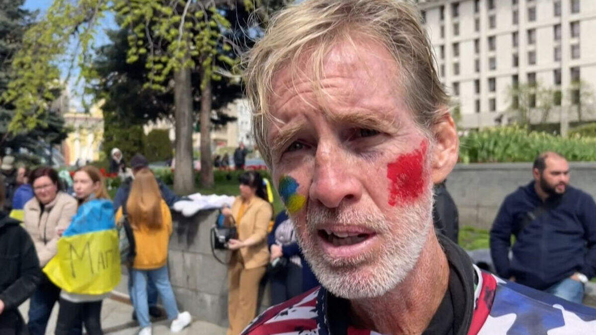 Esta captura de pantalla tomada de AFPTV el 16 de septiembre de 2024 muestra a Ryan Wesley Routh siendo entrevistado durante una manifestación para exigir corredores humanitarios para la evacuación de civiles y militares ucranianos de Mariúpol, en el centro de Kiev, el 27 de abril de 2022, en medio de la invasión rusa de Ucrania.