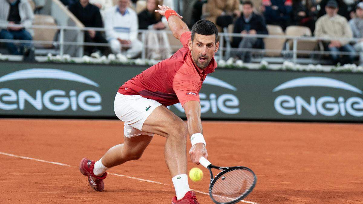 Novak Djokovic superó 6-4, 6-1, 6-2 al español Roberto Carballés Baena el jueves y avanzó a tercera ronda en el Roland Garros.