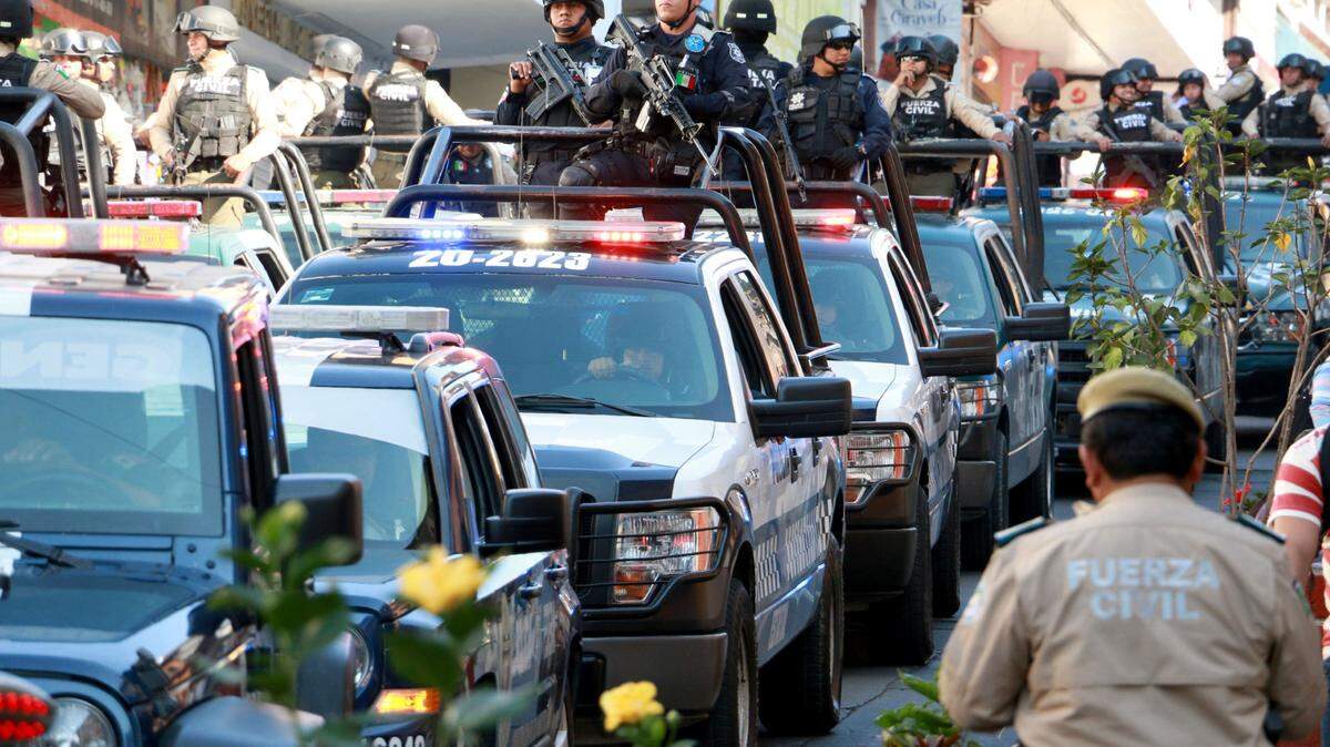 Foto de archivo de un convoy de gendarmes, la policía civil y estatal a su llegada a Jalapa, estado de Veracruz, México, para fortalecer la seguridad, el 1 de marzo de 2017.