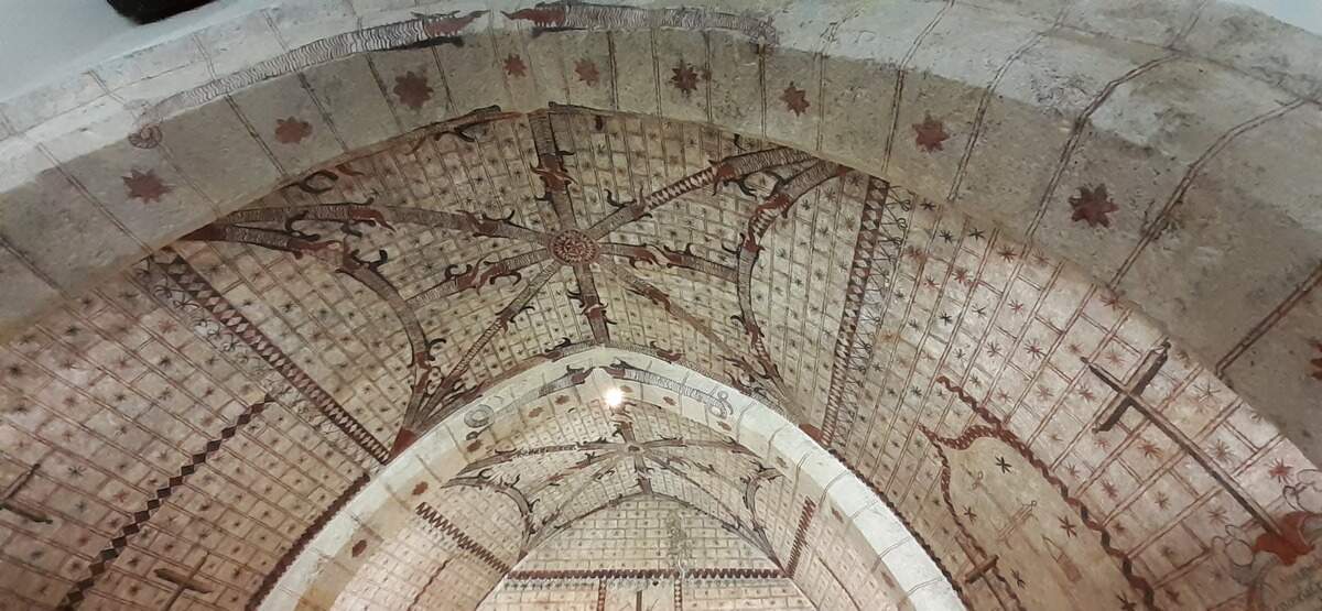 Pinturas góticas murales en el ábside de la iglesia.