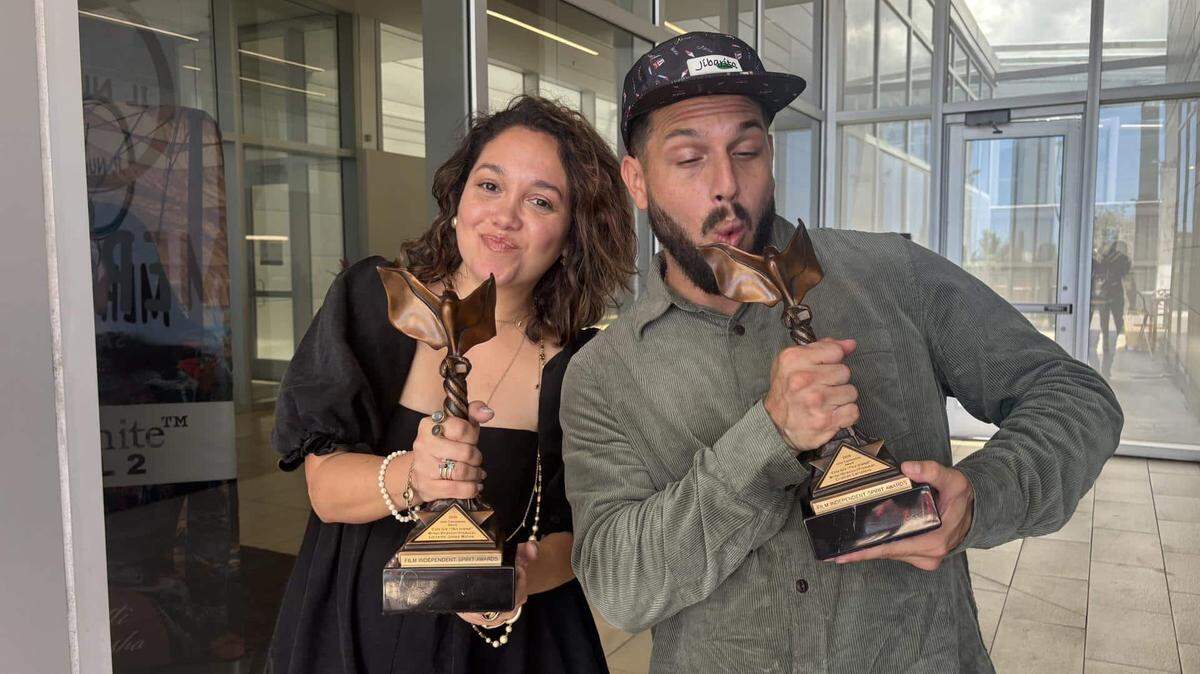 ‘Esta Isla’, película puertorriqueña pionera en ganar el John Cassavete Award del 2026 Film Independent Spirit Award bajo la dirección de Cristian Carretero, junto a Lorraine Jones Molina, ambos condecorados como Mejores Nuevos Directores en el festival de Tribeca.
