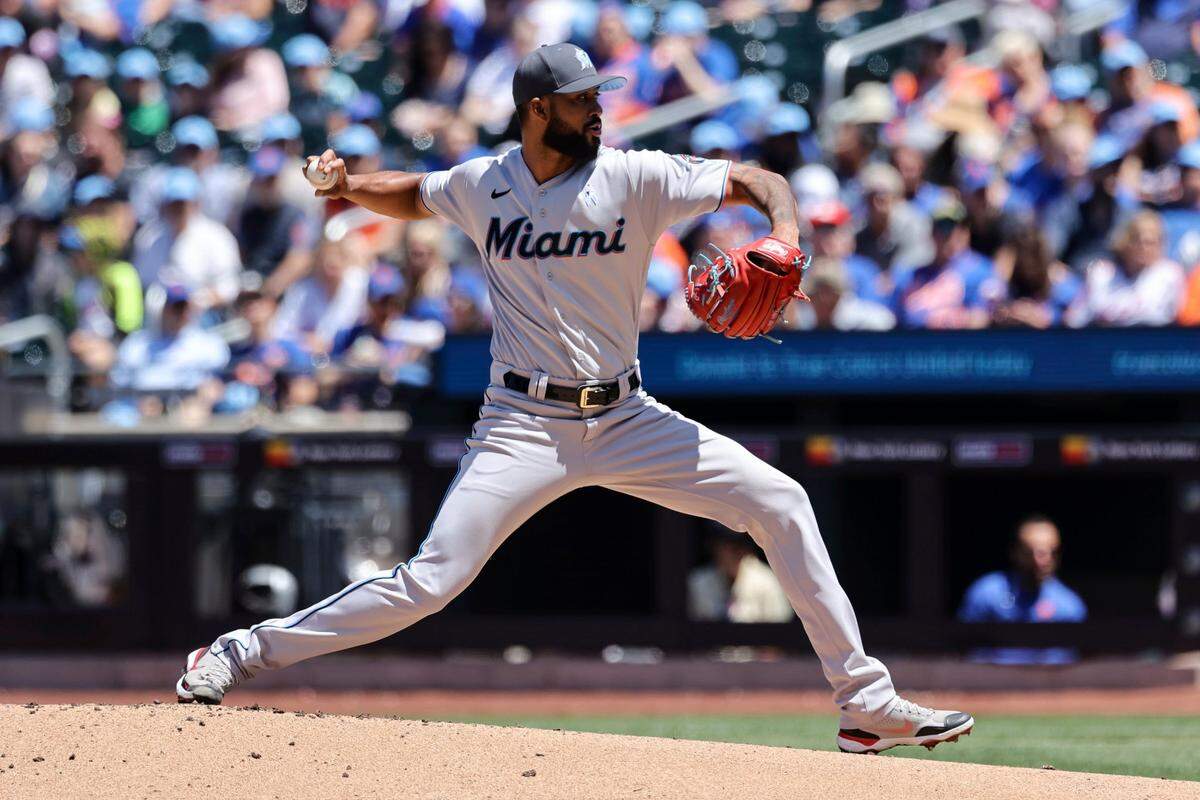 El abridor de los Marlins Sandy Alcántara lanza en el primer inning del partido ante los Mets, celebrado el 19 de junio de 2022 en Nueva York.