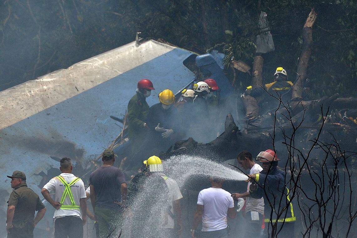 personal de emergencia trabaja en el lugar del accidente después de que un avión se estrellARA después de despegar del aeropuerto José Martí de La Habana el 18 de mayo de 2018.