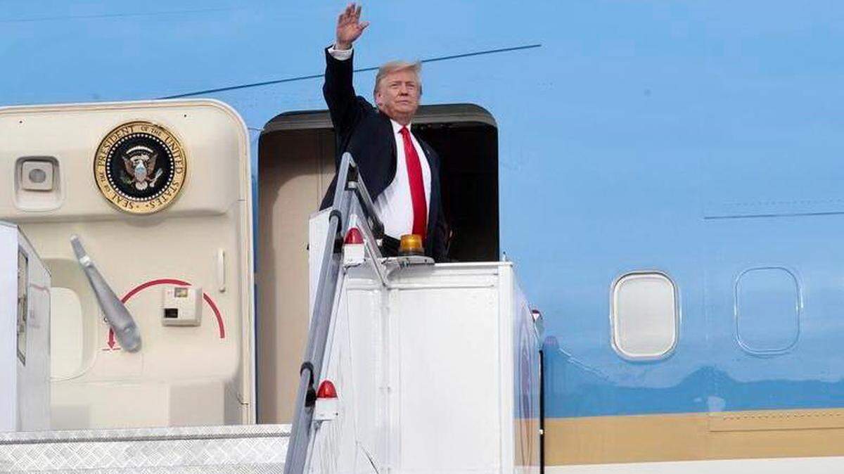 El presidente de EEUU, Donald Trump, saluda antes de abordar el avión presidencial tras la cumbre con el líder norcoreano Kim Jong Un el martes 12 de junio de 2018 en Singapur.
