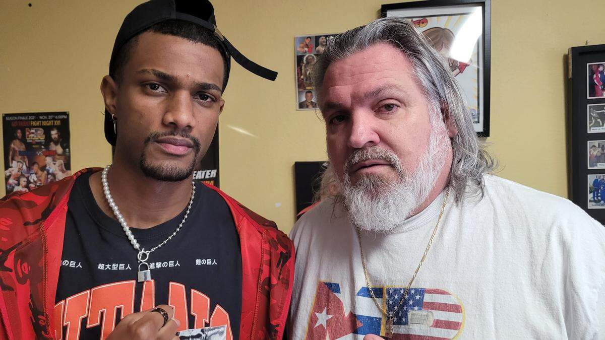 Kener Fernández junto al profesor Osmiri Fernández en el gimnasio de Kendall. 