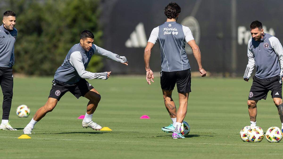 Los jugadores del Inter Miami Jordi Alba, Luis Suárez, Leonardo Campana y Lionel Messi (de izq. a der.) realizan ejercicios durante una sesión de práctica del equipo el martes 20 de febrero de 2024 en Fort Lauderdale, Florida.