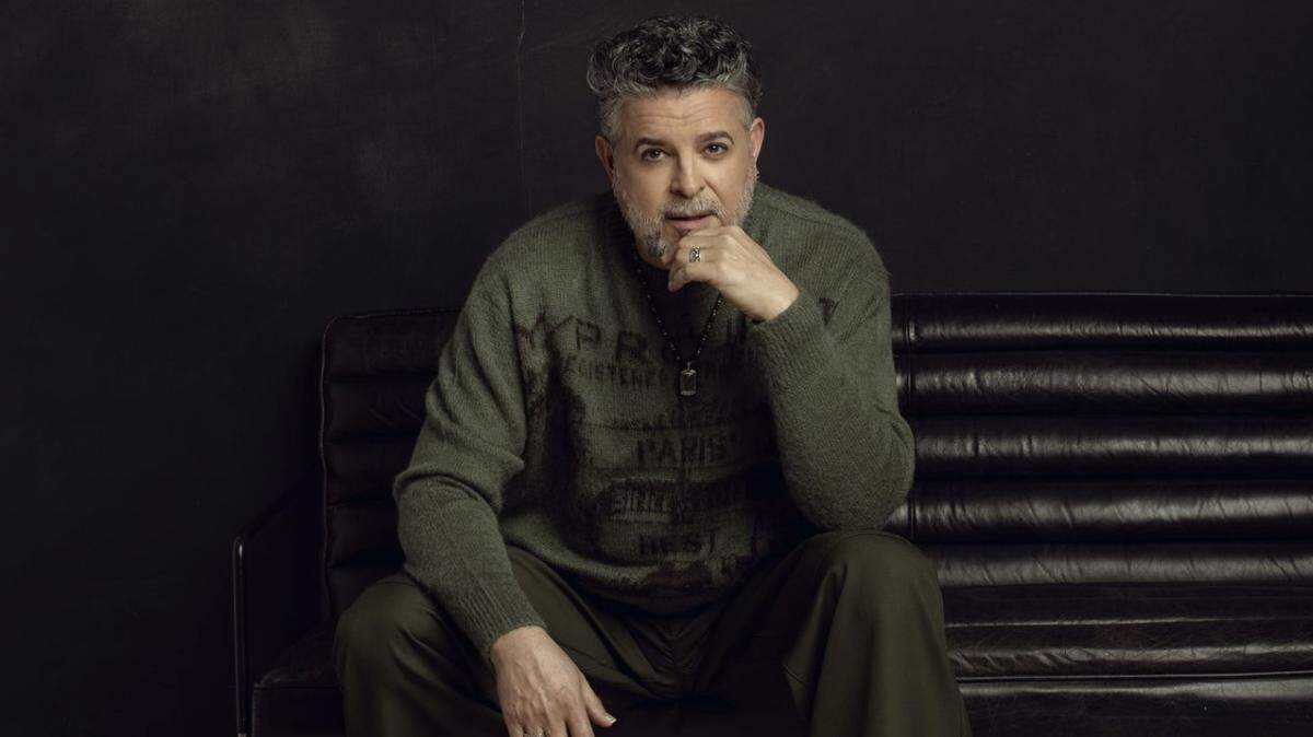El cantante y compositor Luis Enrique se extiende en la poesía de su nueva criatura musical.