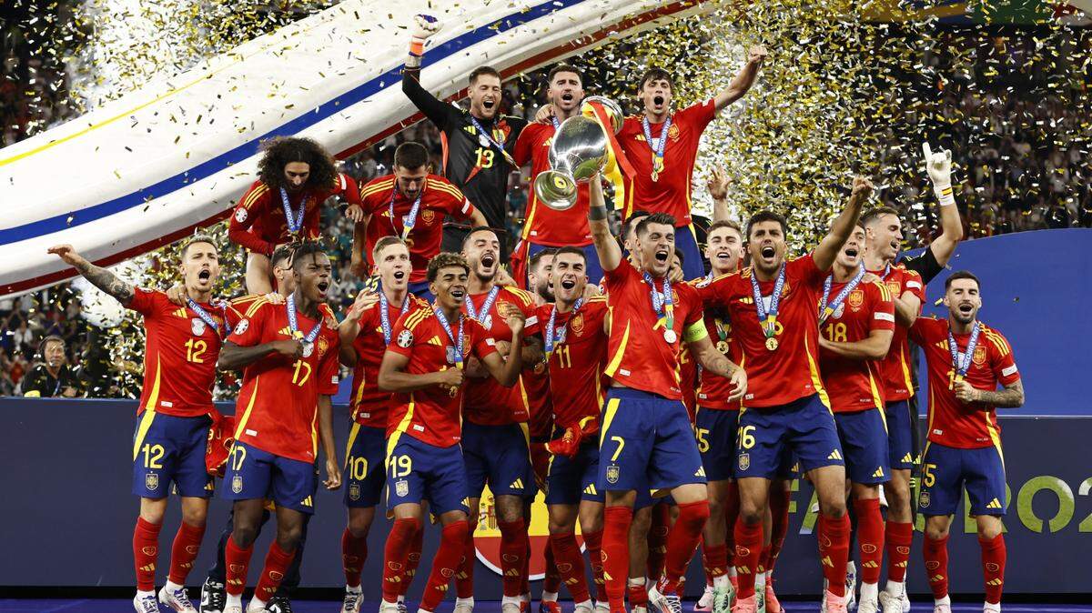 Los jugadores de la selección de España celebran tras ganar el título de la Eurocopa luego de vencer en el partido final 2-1 a Inglaterra, el 14 de julio de 2024 en Munich, Alemania.