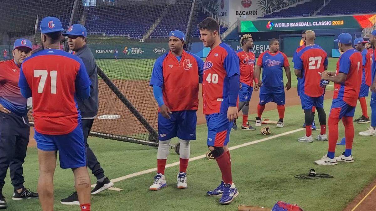 En medio una quietud que solo interrumpían la música de los altavoces y el ajetreo de los periodistas, los peloteros del equipo Cuba en el Clásico Mundial realizaron su práctica en el loanDepot park de Miami.