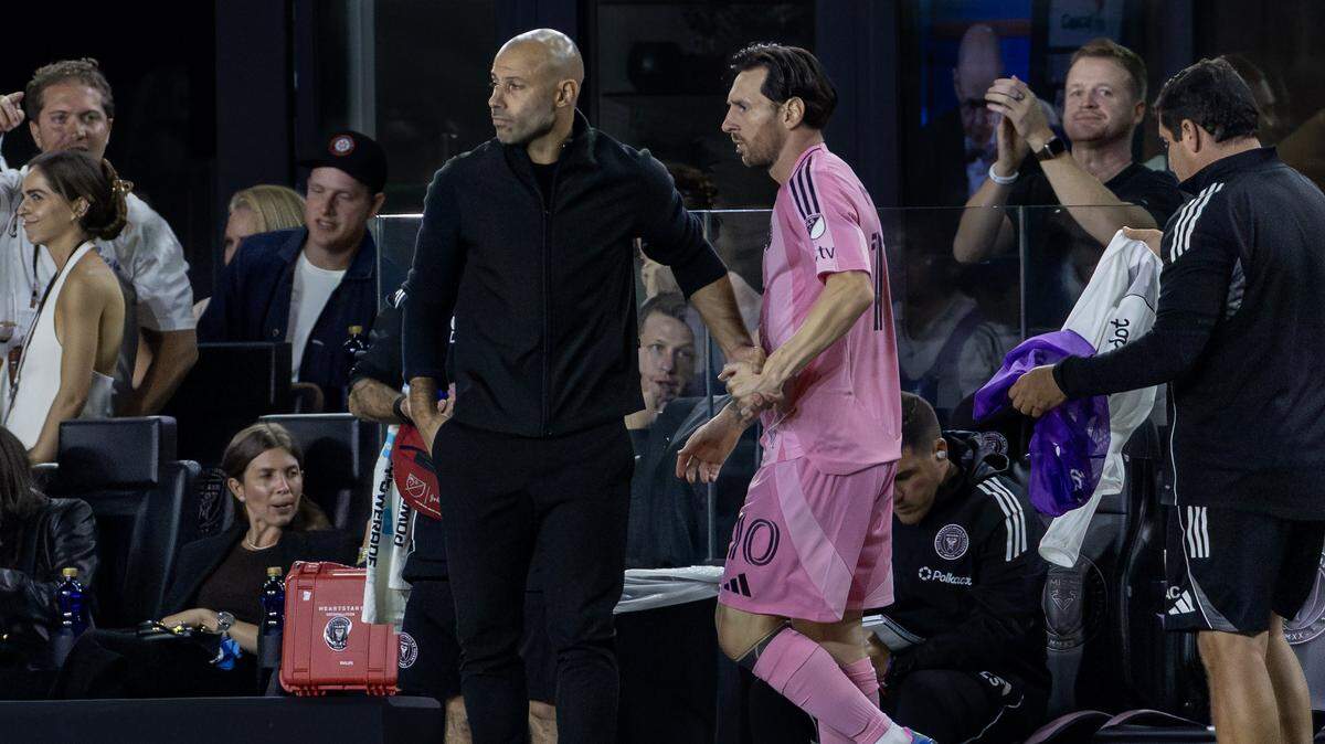 El entrenador del Inter Miami Javier Mascherano (izq.) reparte instrucciones a Lionel Messi antes de entrar al partido de la MLS contra Philadelphia Union, celebrado el 29 de marzo de 2025 en Fort Lauderdale. 