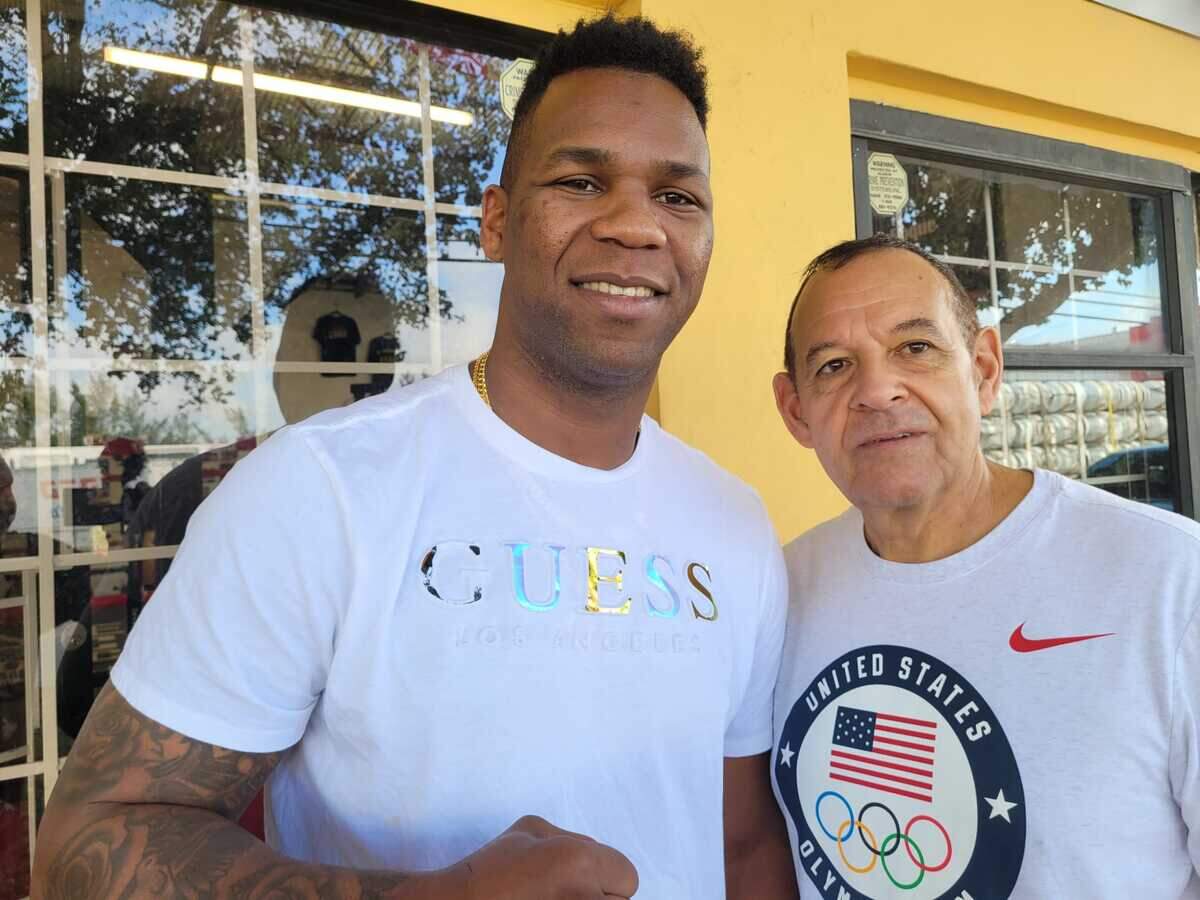 Lenier Peró junto al profesor Pedro Roque regresará al cuadrilátero en Ciudad Panamá para continuar su travesía en el boxeo profesional.