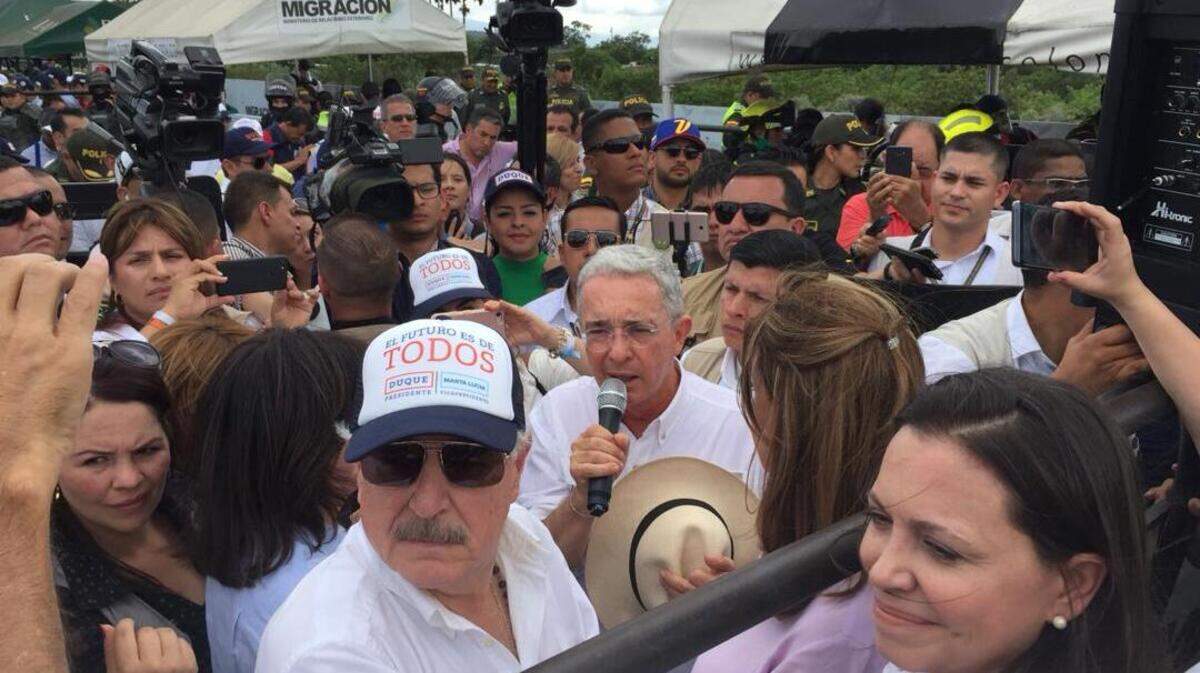 El ex presidente de Colombia Álvaro Uribe (al centro), acompañado por el ex presidente Andrés Pastrana (frente a la izquierda) y la dirigente venezolana María Corina Machado, en un evento en el puente fronterizo entre Cúcuta, Colombia y San Antonio, Venezuela.
