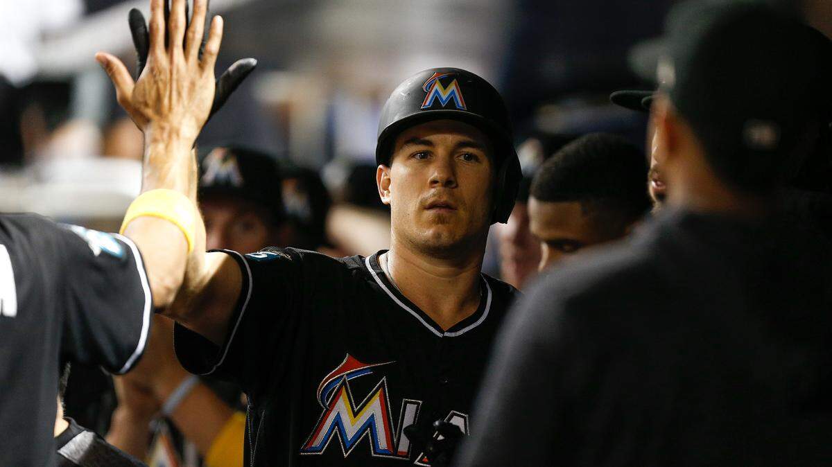JT REALMUTO es felicitado tras pegar un cuadrangular contra Toronto el 1 de septiembre del 2018.