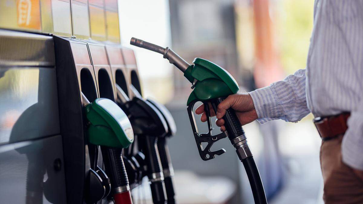 El precio promedio de la gasolina baja 14 centavos por galón en Miami. Esto representa 14 centavos menos que hace un mes y 38 centavos menos que hace un año. 