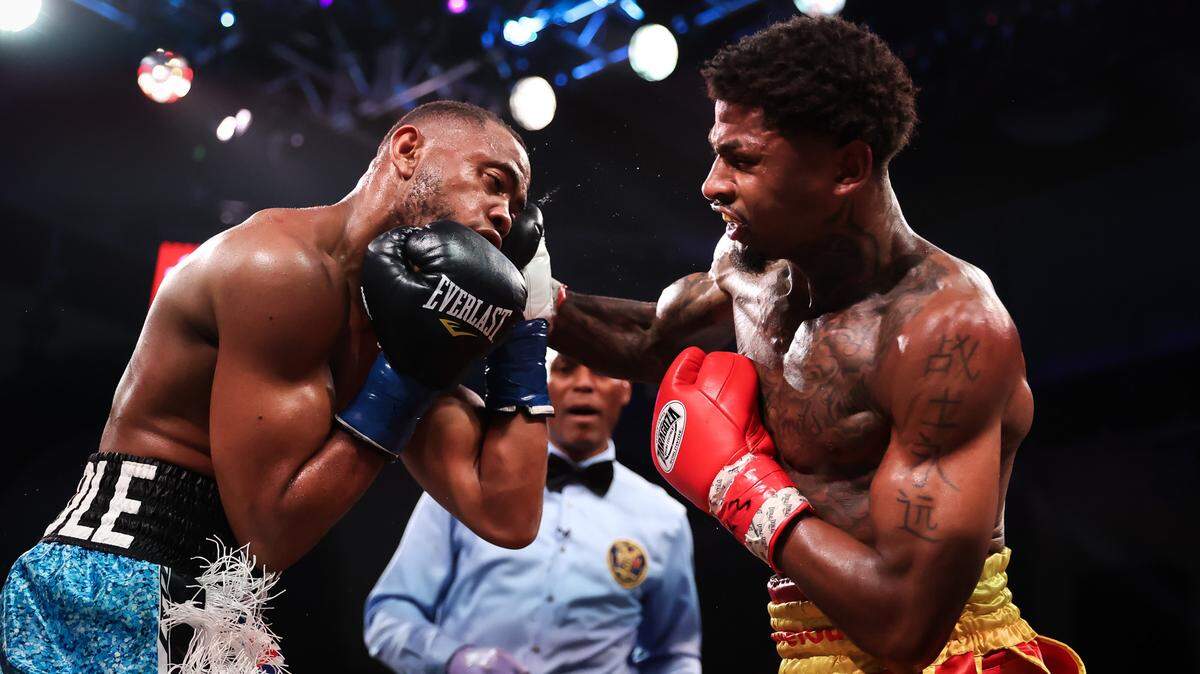 Marquis Taylor (der.) logró un tempranero derribo y se impuso por decisión unánime al hasta entonces invicto cubano Yoelvis Gómez, tras 10 asaltos en el peso mediano.