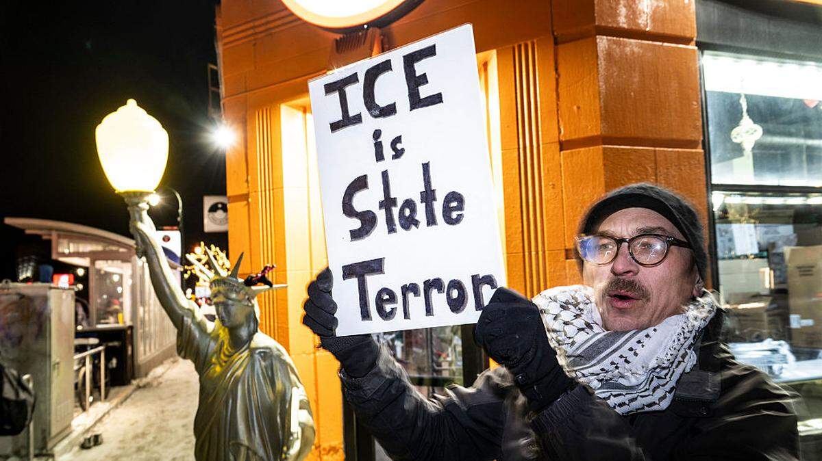 Un manifestante sostiene una pancarta que dice “ICE es terrorismo de Estado”, durante una protesta contra las política antiinmigrantes del gobierno de Donald Trump, el miércoles 28 de enero de 2026, en Minneapolis, Minnesota.