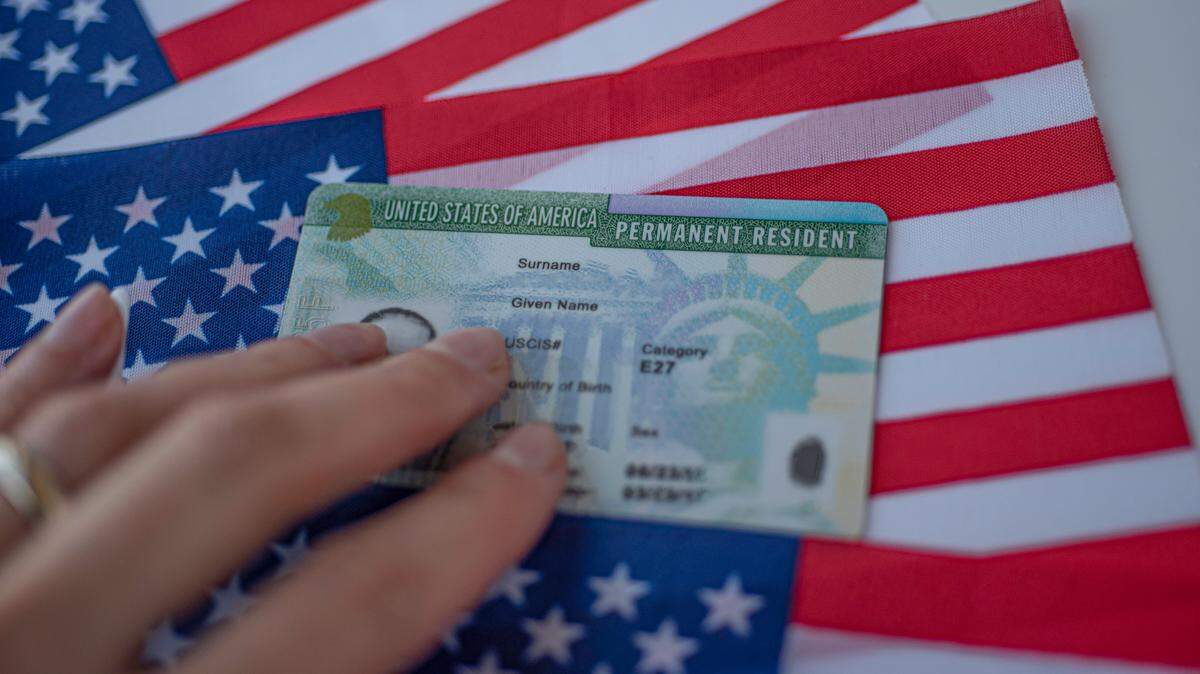 Antes de salir de viaje hay que asegurarse de no tener caducada la green card.