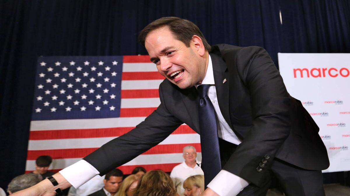 El senador Marco Rubio saluda a sus seguidores después de ganar fácilmente la elección primaria del Partido Republicano, el martes 30 de agosto en Kissimmee, Florida.  