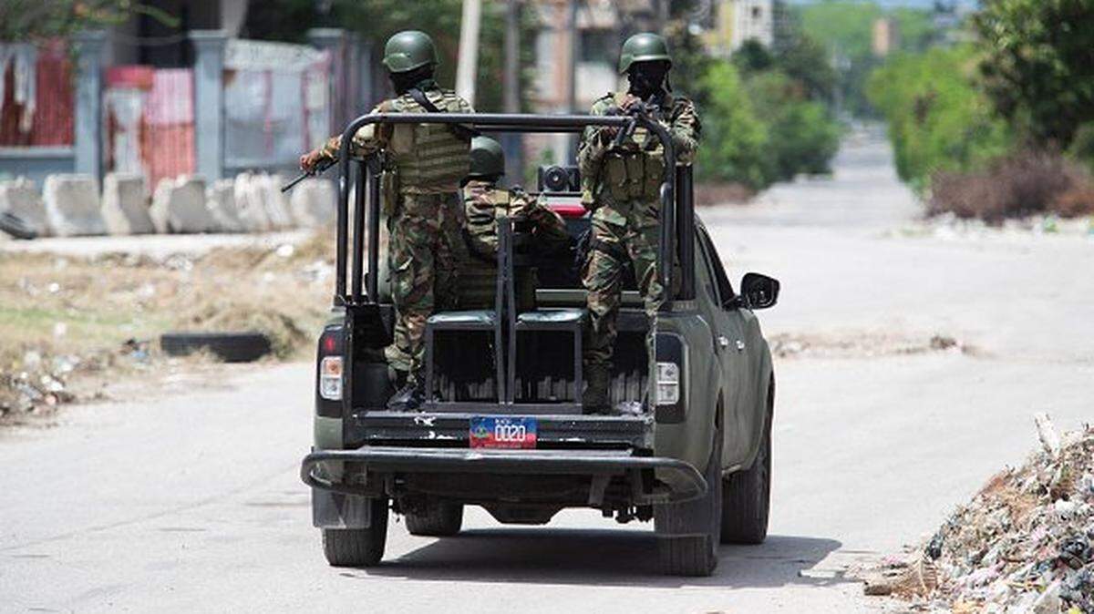 Fuerzas del ejército haitiano (FADH) patrullan el centro de Puerto Príncipe, cerca del Palacio Nacional, el pasado 1º de octubre.