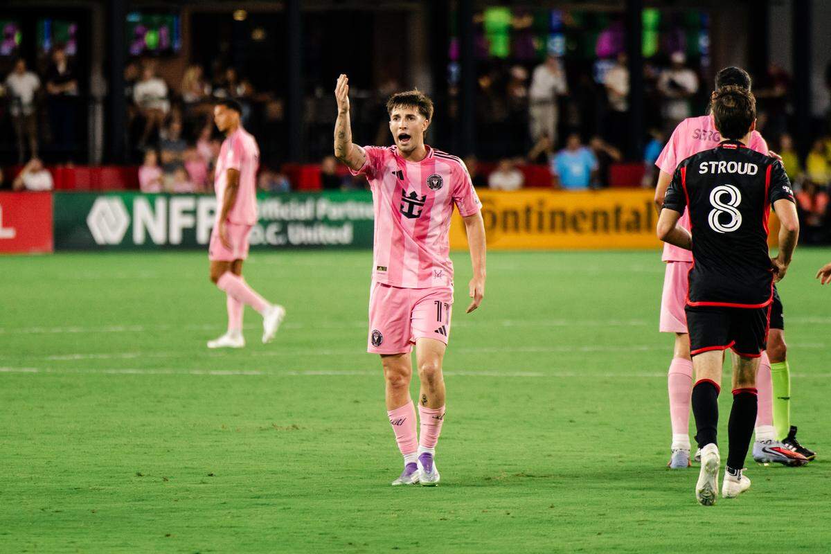 El centrocampista del Inter Miami Baltasar Rodríguez le reclama a un árbitro en el segundo tiempo del partido contra el DC United, celebrado el 23 de agosto de 2025 en Washington, DC.
