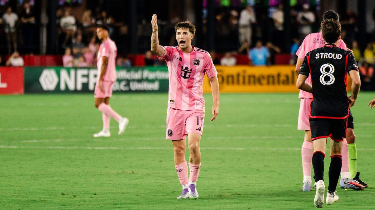 El centrocampista del Inter Miami Baltasar Rodríguez le reclama a un árbitro en el segundo tiempo del partido contra el D.C. United, celebrado el 23 de agosto de 2025 en Washington, DC.