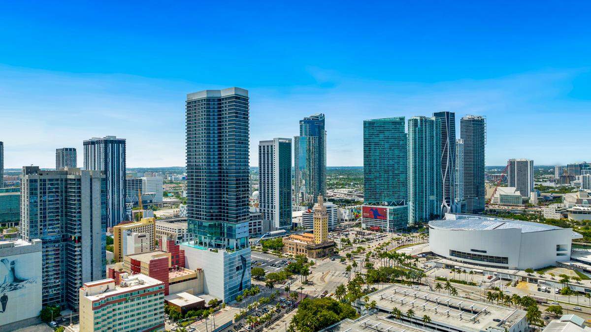 El mercado de compradores extranjeros en Miami se nutre de Latinoamérica, pero últimamente se ha diversificado, indican los agentes de bienes raíces, que aclaran dudas sobre la nueva ley de DeSantis, que regula la compra de ciudadanos de Cuba, Venezuela, China, Rusia, Corea del Norte e Irán.