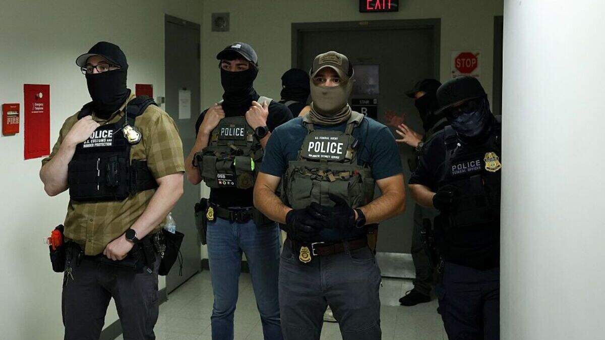 Foto de archivo del 17 de julio de 2025, que muestra a agentes federales de la Policía de Inmigración (ICE), Patrulla de Aduanas y Frontera (CBP), y Servicio de Seguridad Diplomática (DSS), en el pasillo de afuera de una sala del Tribunal de Inmigración de la Plaza Federal de Nueva York, dentro del Edificio Federal Jacob K. Javitz en Nueva York.