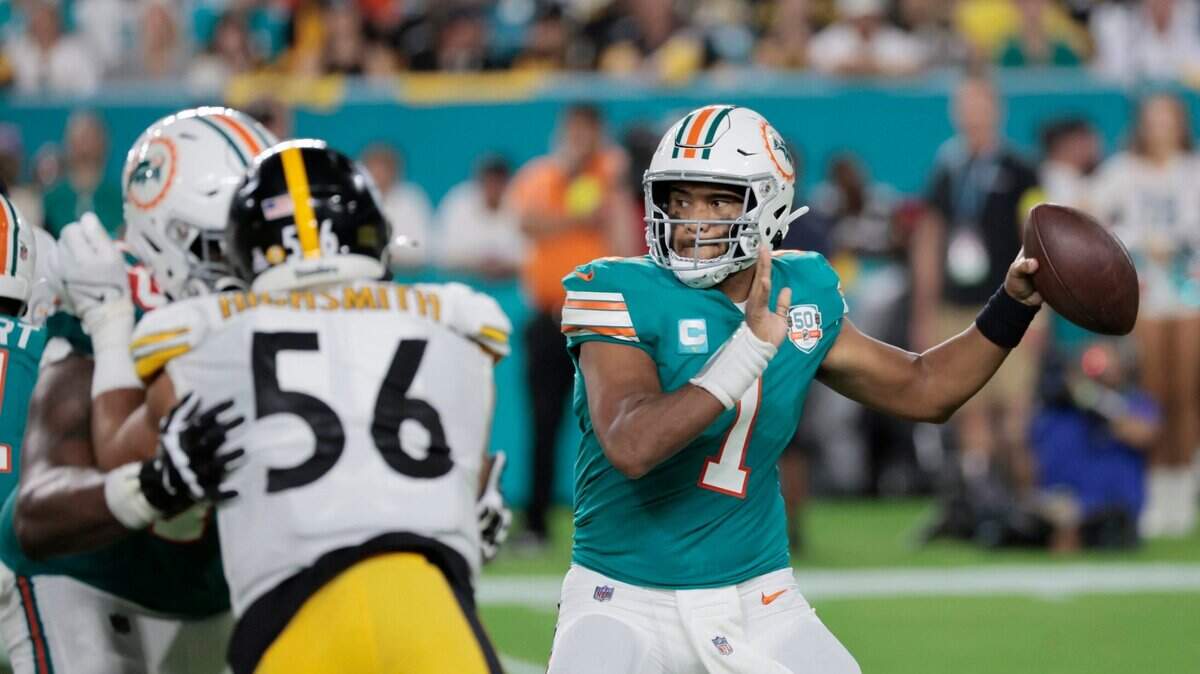 El quarterback de los Dolphins Tua Tagovailoa pasa la pelota en el segundo cuarto del partido ante los Steelers de Pittsburgh, celebrado el 23 de octubre de 2022 en el Hard Rock Stadium en Miami Gardens, Florida.