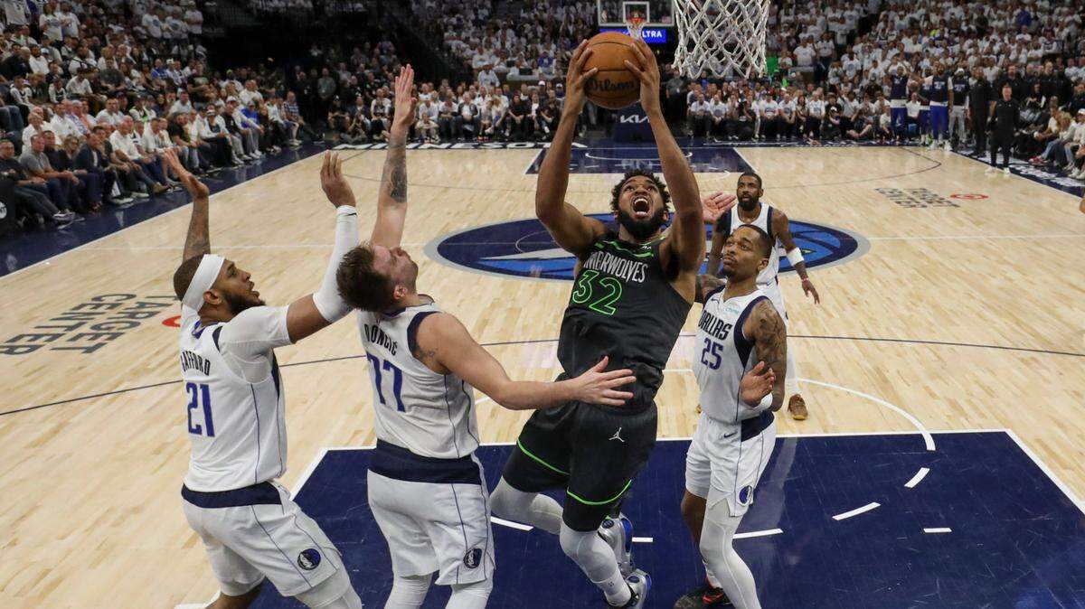 La NBA está ultimando un acuerdo de derechos de televisión con ESPN, Amazon y NBC por unos $76,000 millones en once años, informó este miércoles el periódico The Wall Street Journal.