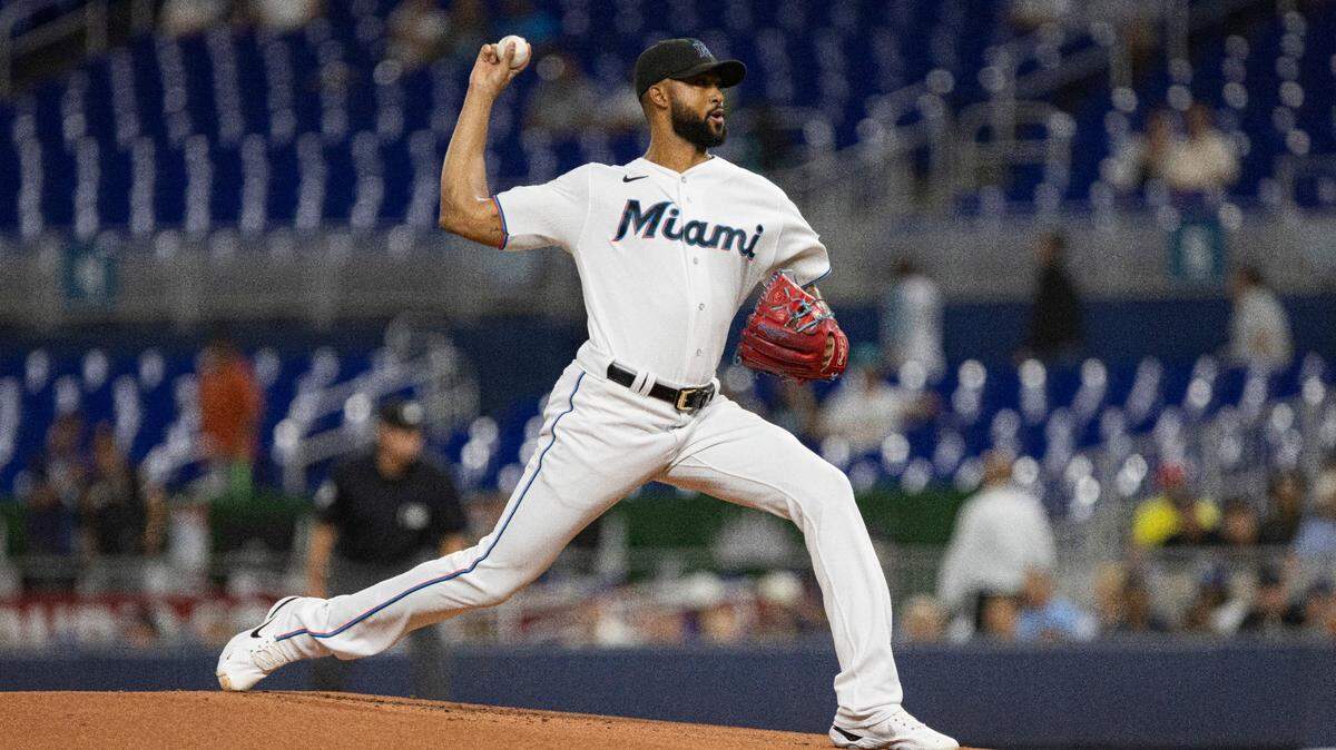El abridor de los Marlins Sandy Alcántara lanza en el primer inning del partido ante los Rays de Tampa Bay, celebrado el 29 de agosto de 2023 en Miami.