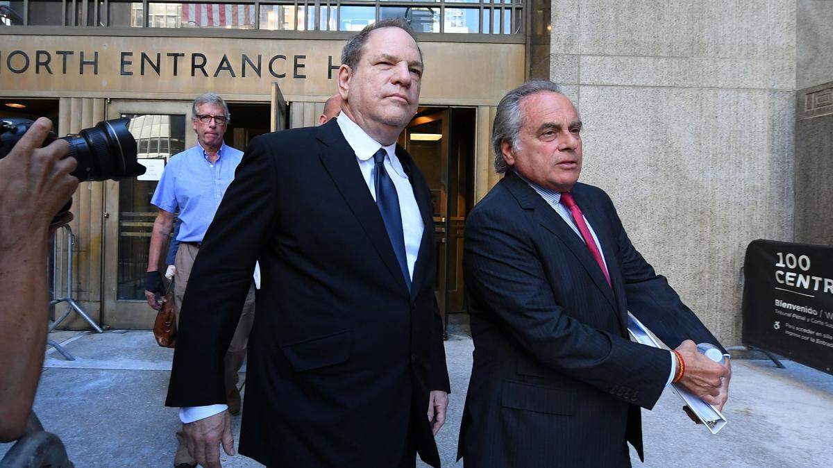 Foto de archivo del 9 de julio de 2018 que muestra a Harvey Weinstein (izq.), y su abogado Ben Brafman, saliendo de un tribunal en Nueva York. 