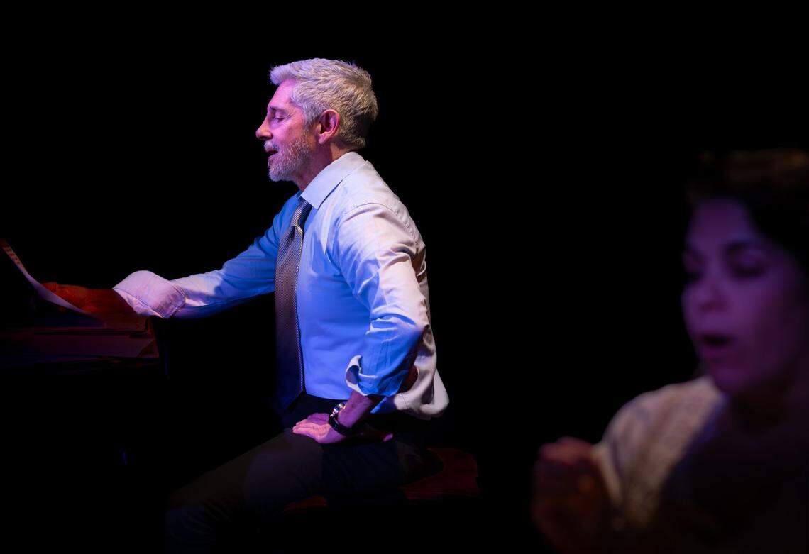  Xavier Coronel y Grettel Trujillo durante un ensayo de “Cartas de amor”, la obra que estará en cartelera a partir de la víspera del Día de los Enamorados en La 4.ª Pared Cultural Arts Center. 