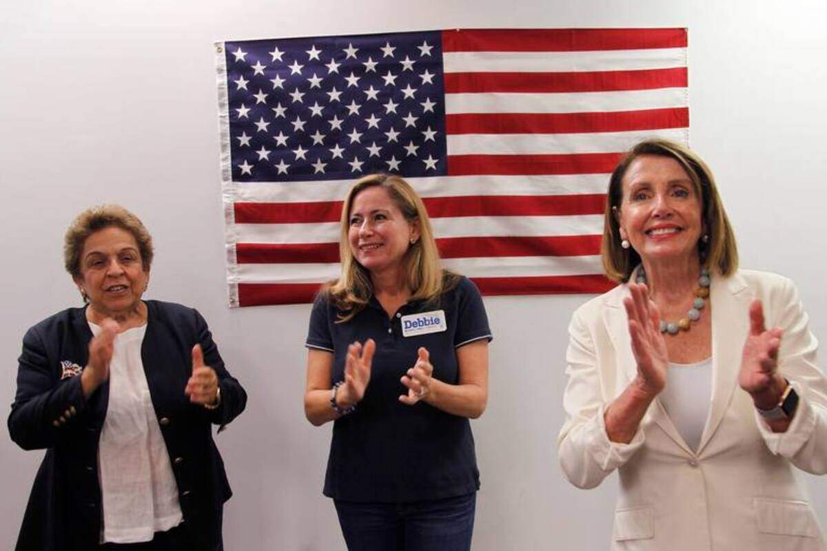 La líder de la minoría de la Cámara, Nancy Pelosi (der.), junto a Donna Shalala (izq.) y Debbie Mucarsel-Powell en el encuentro del miércoles en Coral Gables.