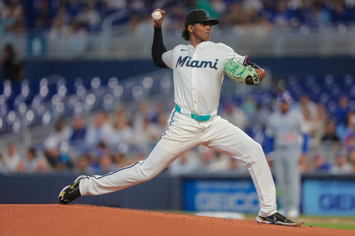 El abridor de los Marlins Edward Cabrera lanza en el primer inning del partido ante los Cachorros de Chicago, celebrado el 19 de mayo de 2025 en Miami.