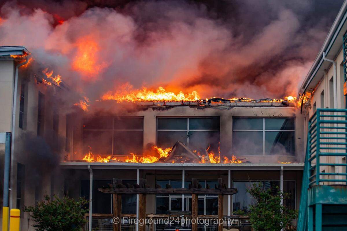 Se investiga si el incendio que destruyó el edificio del Laboratorio de Ciencias Marinas (MSL) de la Universidad del Sur de Florida (USF) el sábado 2 de mayo de 2'026 se originó por los rayos de una fuerte tormenta eléctrica.