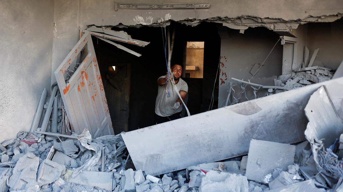 Un palestino inspecciona el lugar de un ataque israelí contra una casa que había sido previamente advertida por el ejército israelí para que fuese evacuada antes de que se llevara a cabo el ataque a última hora del sábado, en Deir al-Balah, en el centro de la Franja de Gaza, el domingo 24 de mayo de 2026.