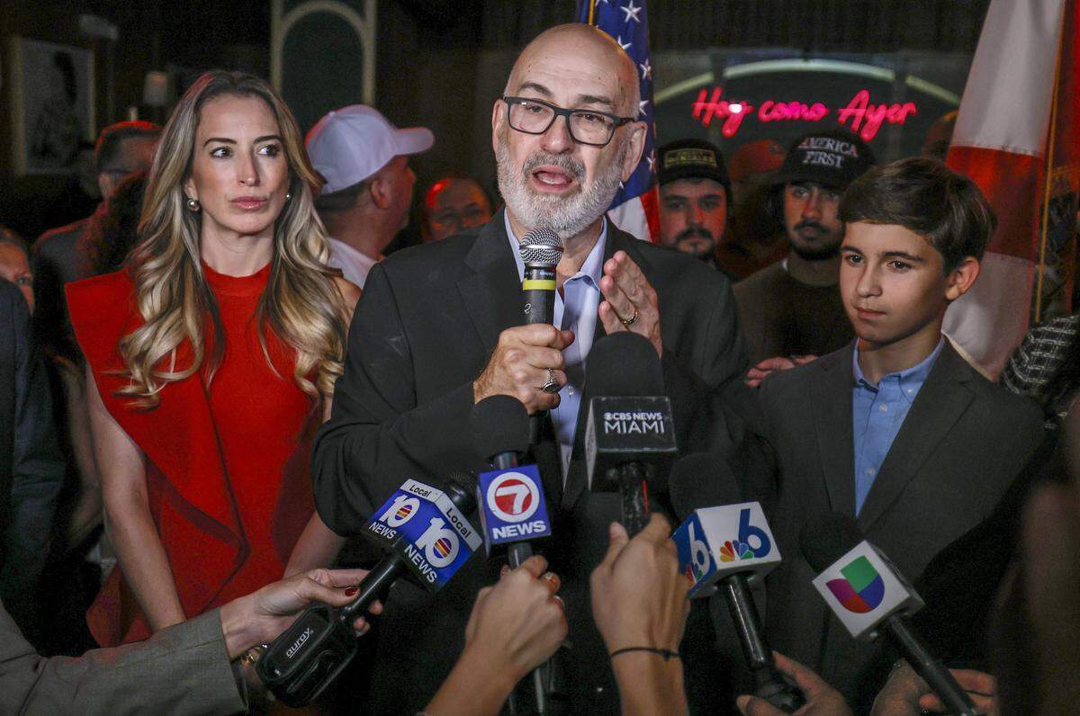 El candidato a la Alcaldía de Miami, Emilio González, se dirige a sus seguidores y a los medios de comunicación durante la fiesta de seguimiento de los resultados electorales en el club nocturno Hoy Como Ayer, el martes 4 de noviembre de 2025 en Miami, Florida.