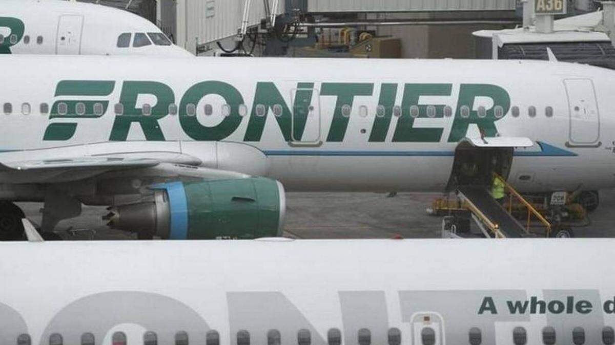 Un avión de Frontier Airlines, aerolínea que está ofreciendo pases anuales a bajos precios.