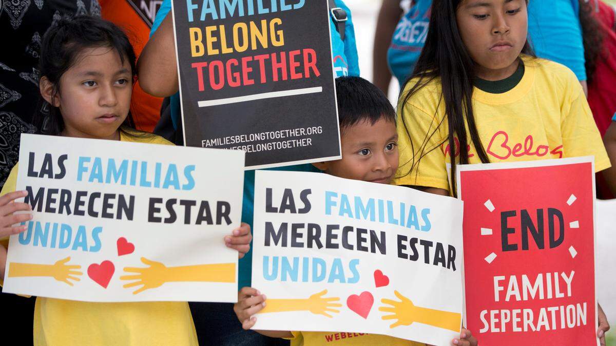 Un grupo de niños con carteles contra las deportaciones durante una protesta frente a las oficinas de la Policía de Inmigración y Aduanas (ICE) en Miramar, Florida, el 1 de junio del 2018