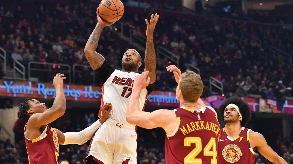 PJ Tucker # 17 del Miami Heat dispara sobre Isaac Okoro # 35, Lauri Markkanen # 24, y Jarrett Allen # 31 de los Cleveland Cavaliers durante la primera mitad en Rocket Mortgage Fieldhouse el 13 de diciembre de 2021 en Cleveland.
