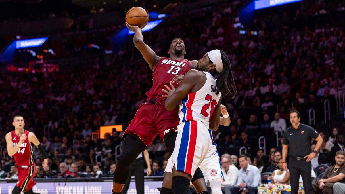 El centro del Heat Bam Adebayo tira al aro ante la marca de Isaiah Stewart, de los Pistons de Detroit, en el partido celebrado el 19 de marzo de 2025 en Miami.