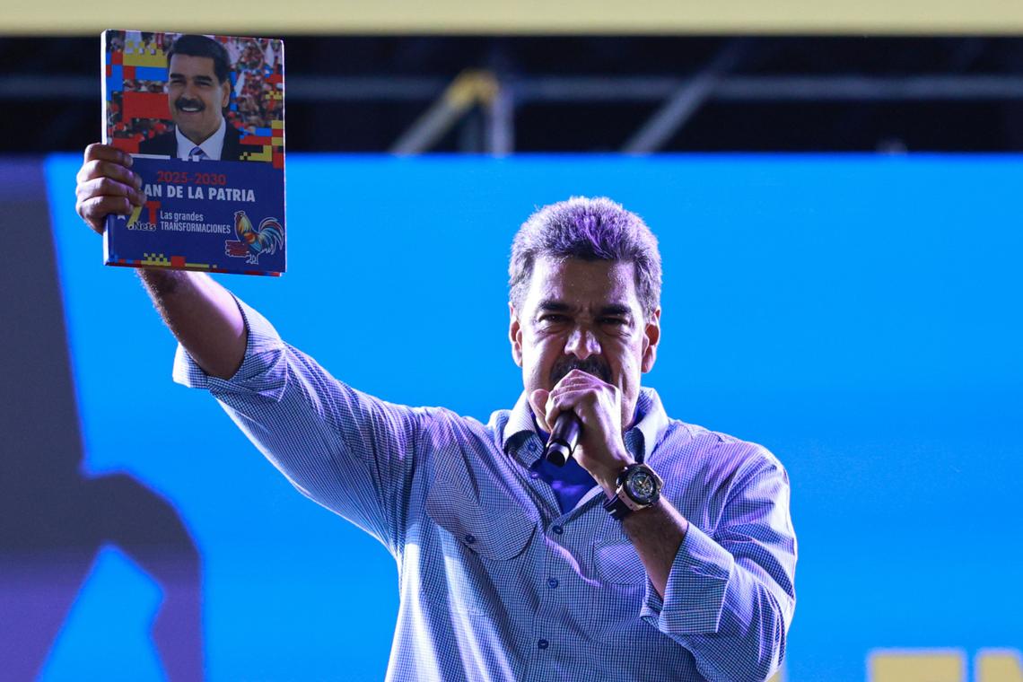 El gobernante de Venezuela, Nicolás Maduro, habla durante el acto de cierre de la campaña electoral el 25 de julio de 2024 en Caracas, Venezuela. Los venezolanos acuden a las urnas para las elecciones presidenciales el 28 de julio.
