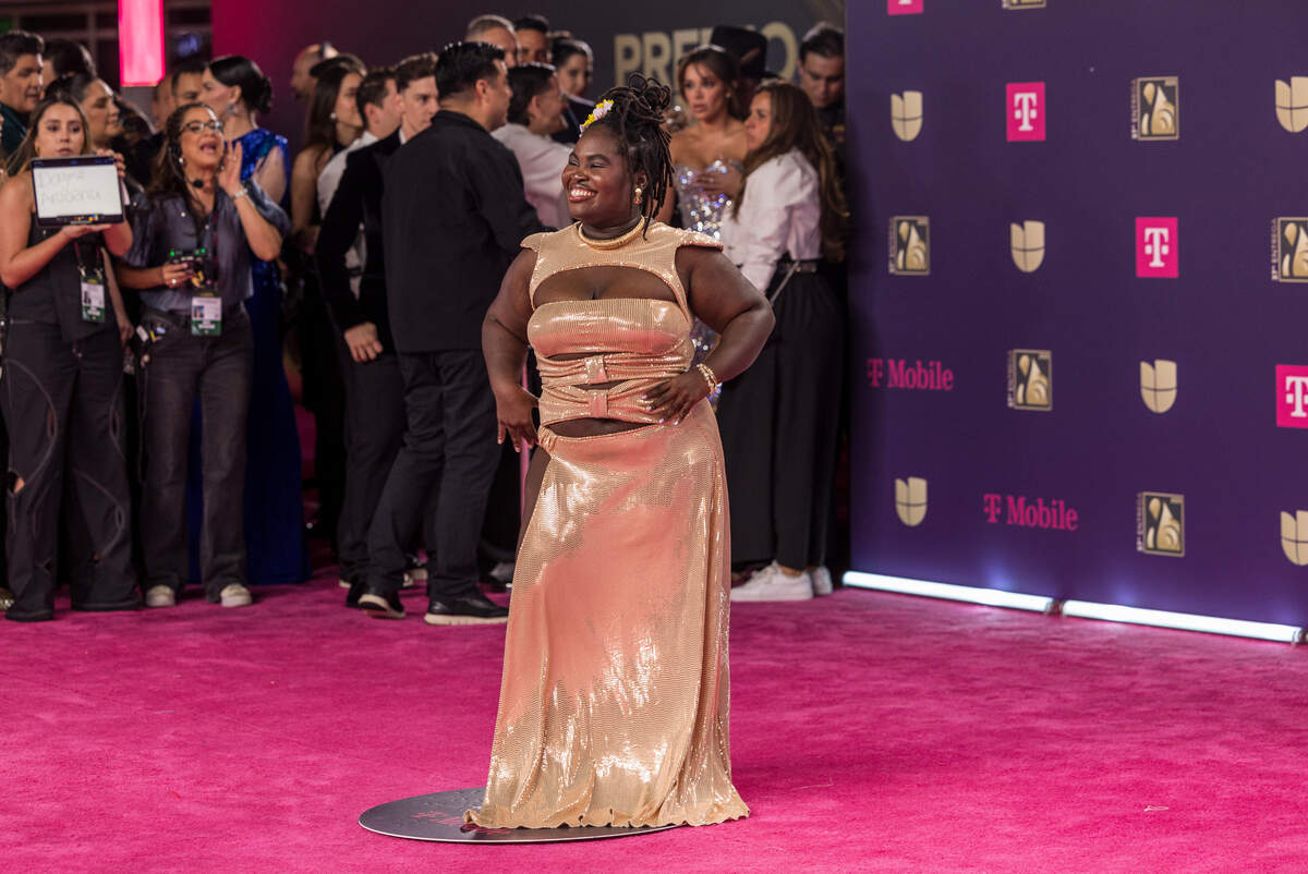 La cantante cubana Dame Arocena reacciona al llegar a la alfombra magenta de Premio Lo Nuestro 2025, celebrado en el Kaseya Center de Miami el jueves 20 de febrero de 2025..