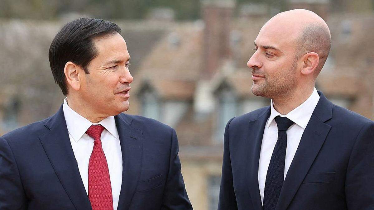 El ministro de Asuntos Exteriores de Francia, Jean-Noël Barrot (der.), recibe al secretario de Estado de EEUU, Marco Rubio, durante una reunión de ministros de Asuntos Exteriores del G7 en la Abadía de Vaux-de-Cernay, en Cernay-la-Ville —a las afueras de París—, el 27 de marzo de 2026.