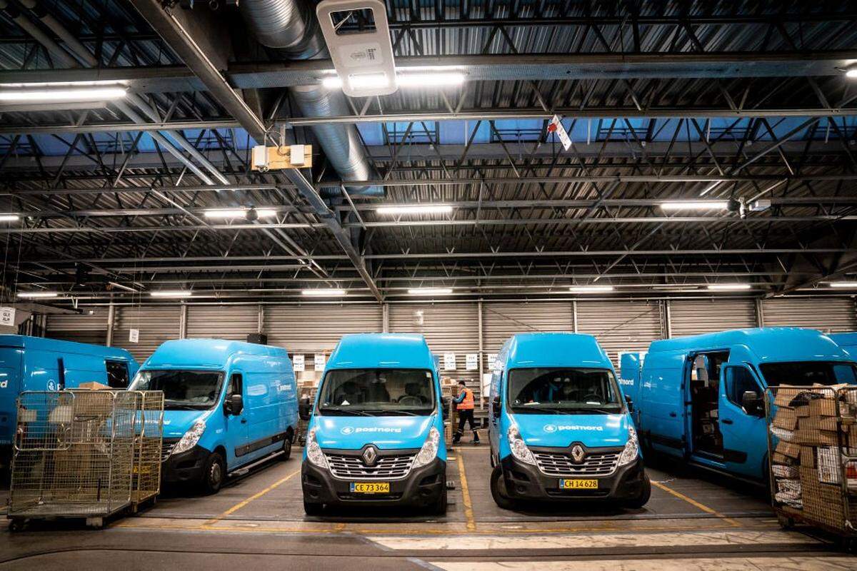 Vista de vehículos de reparto del servicio postal danés PostNord en el centro de distribución de la empresa en Broendby, Dinamarca, el 14 de diciembre de 2020.