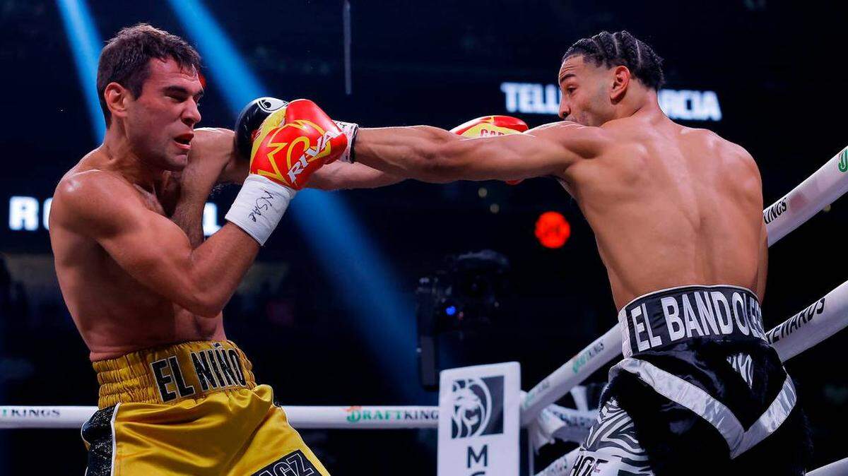 Yoenis Téllez (der.) conecta al español Sergio García en la pelea celebrada el sábado 29 de julio de 2023 en Las Vegas.