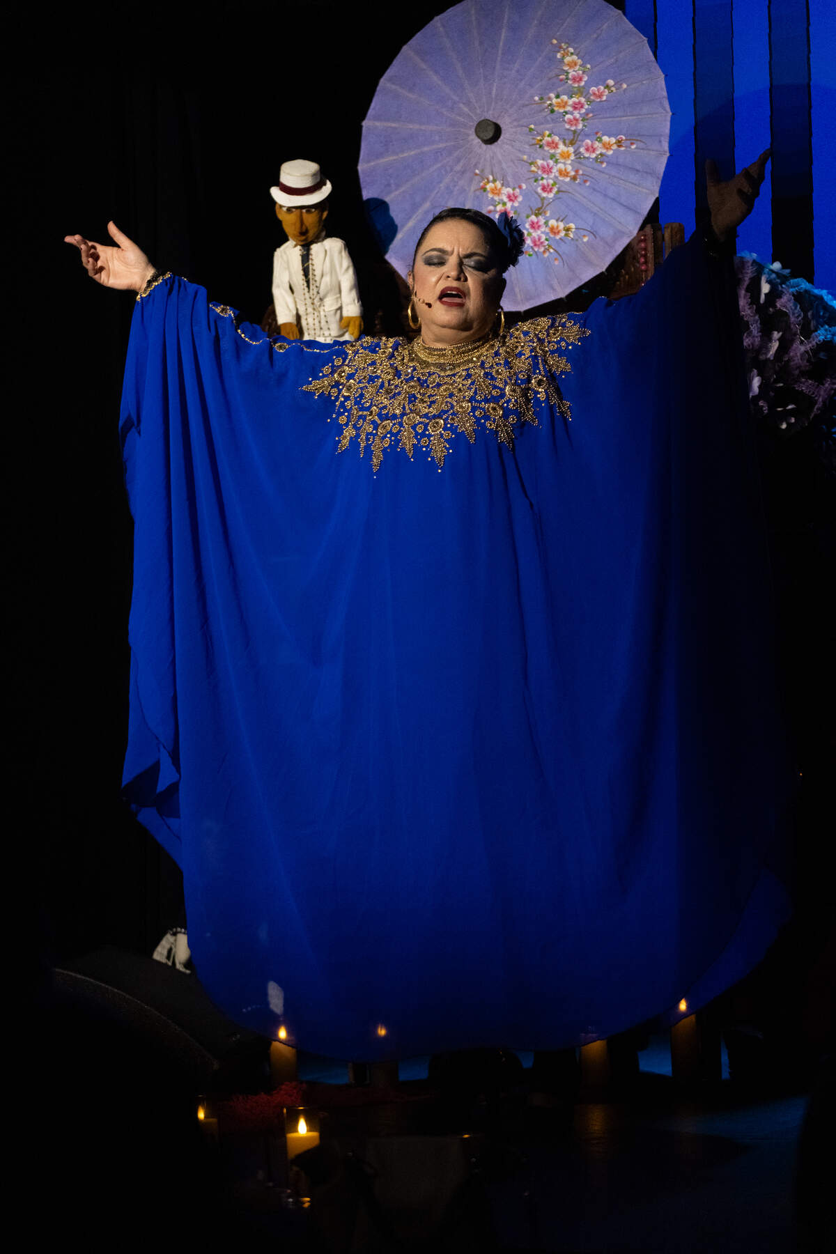 El público que sigue a Ingenio Teatro conoce las extraordinarias cualidades vocales de la actriz Ivanessa Cabrera, heredera del talento de su madre, la cantante Gina León.&nbsp;.