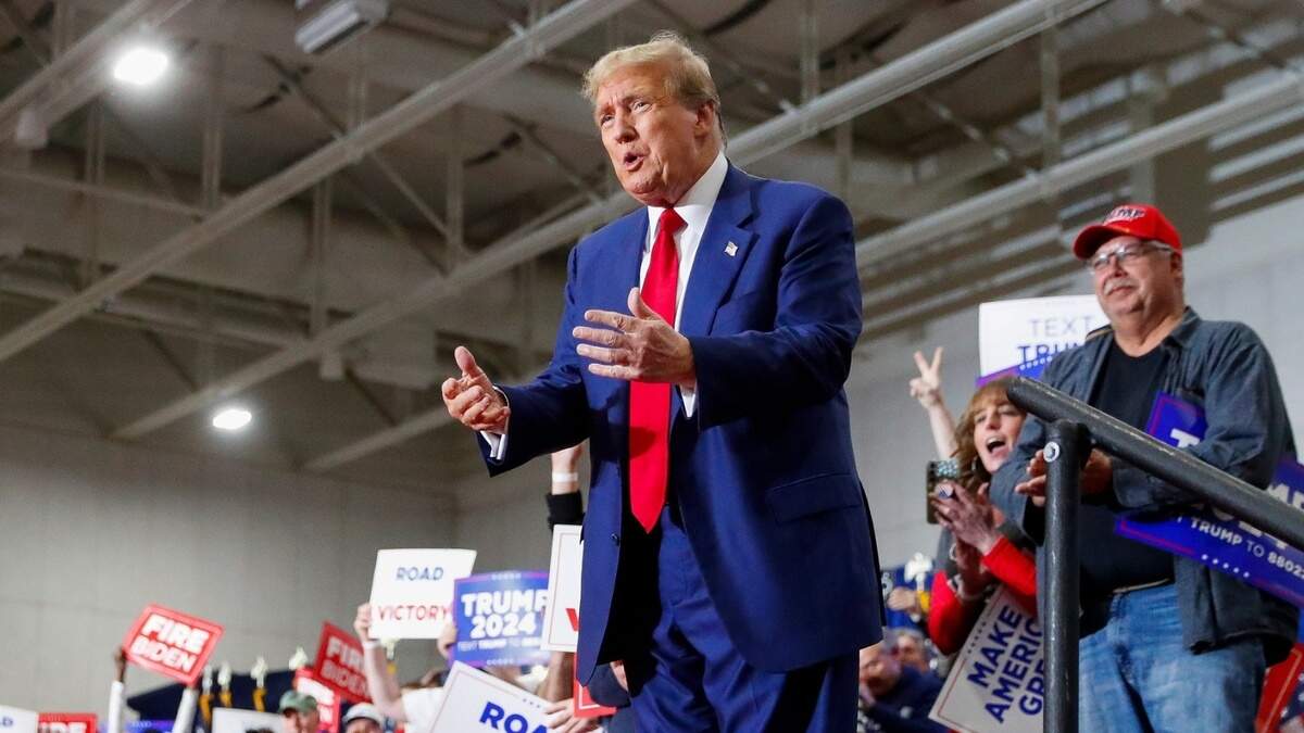 El expresidente Donald Trump participa en un mitin con sus seguidores en Green Bay, Wisconsin, el martes 2 de abril de 2024.